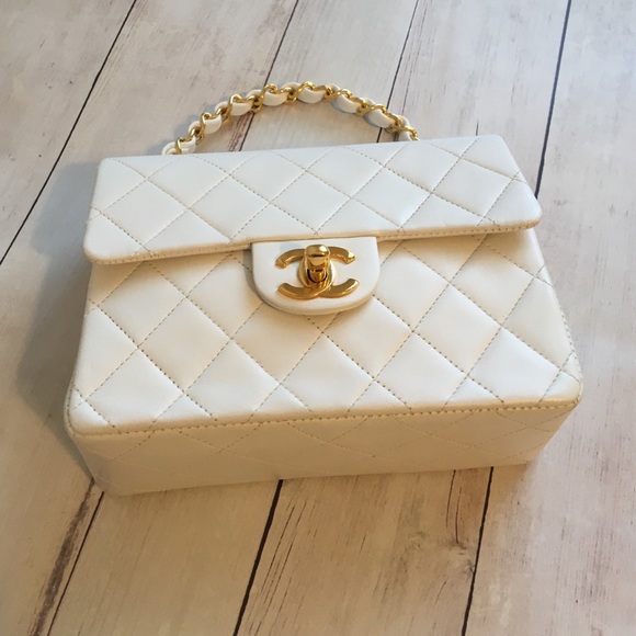 S O L D to a beautiful lady 🤩 Chanel White Mini - Picture 5 of 15